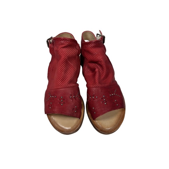 NEW IN BOX! MIZ MOOZ Fifi Strapped Sandals, Scarlet, Size EU 39, US 8.5 - Picture 1 of 13